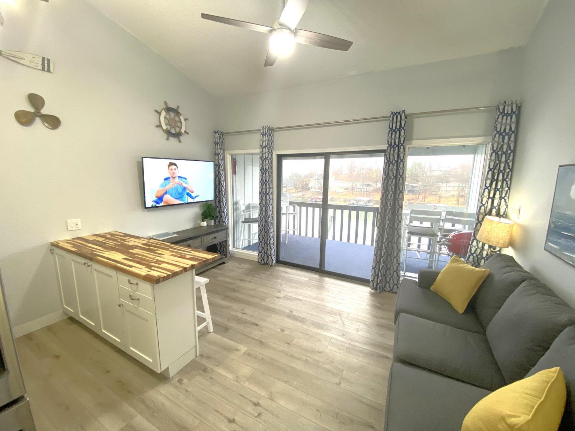 B Lakefront! Remodeled, Boat Slip, Patio Views, Pool, Boat Ramp, Wifi Osage Beach Exterior foto